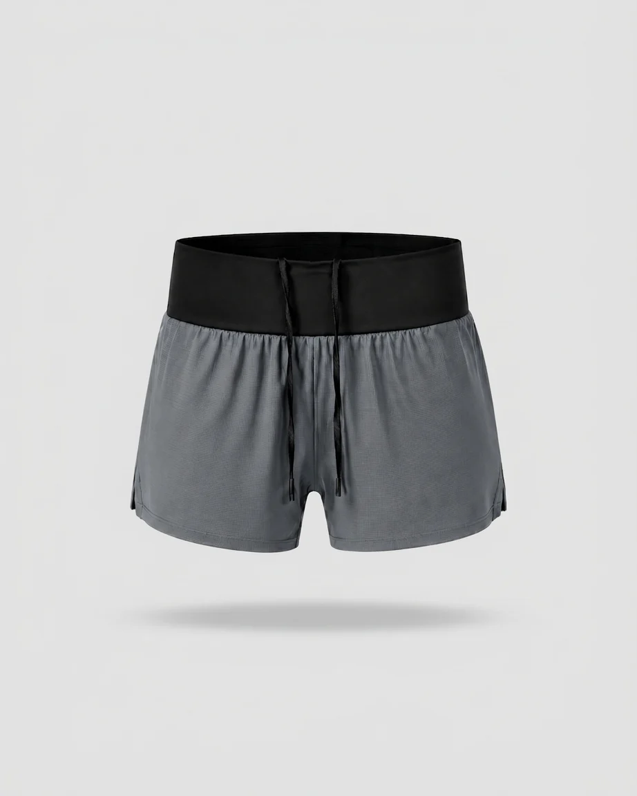 Pantaloneta de running SKUR 5AM 2 en 1 en gris sobre fondo liso