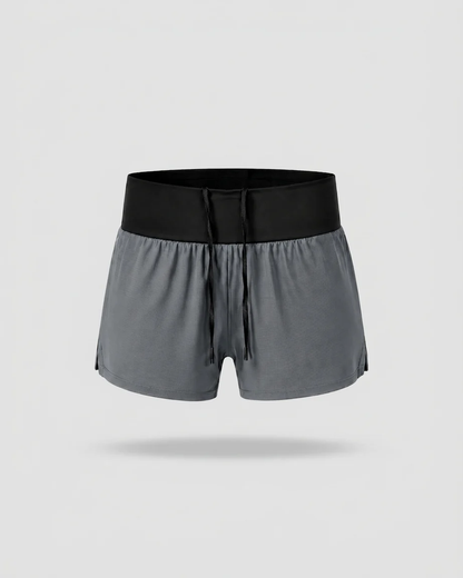 Pantaloneta de running SKUR 5AM 2 en 1 en gris sobre fondo liso
